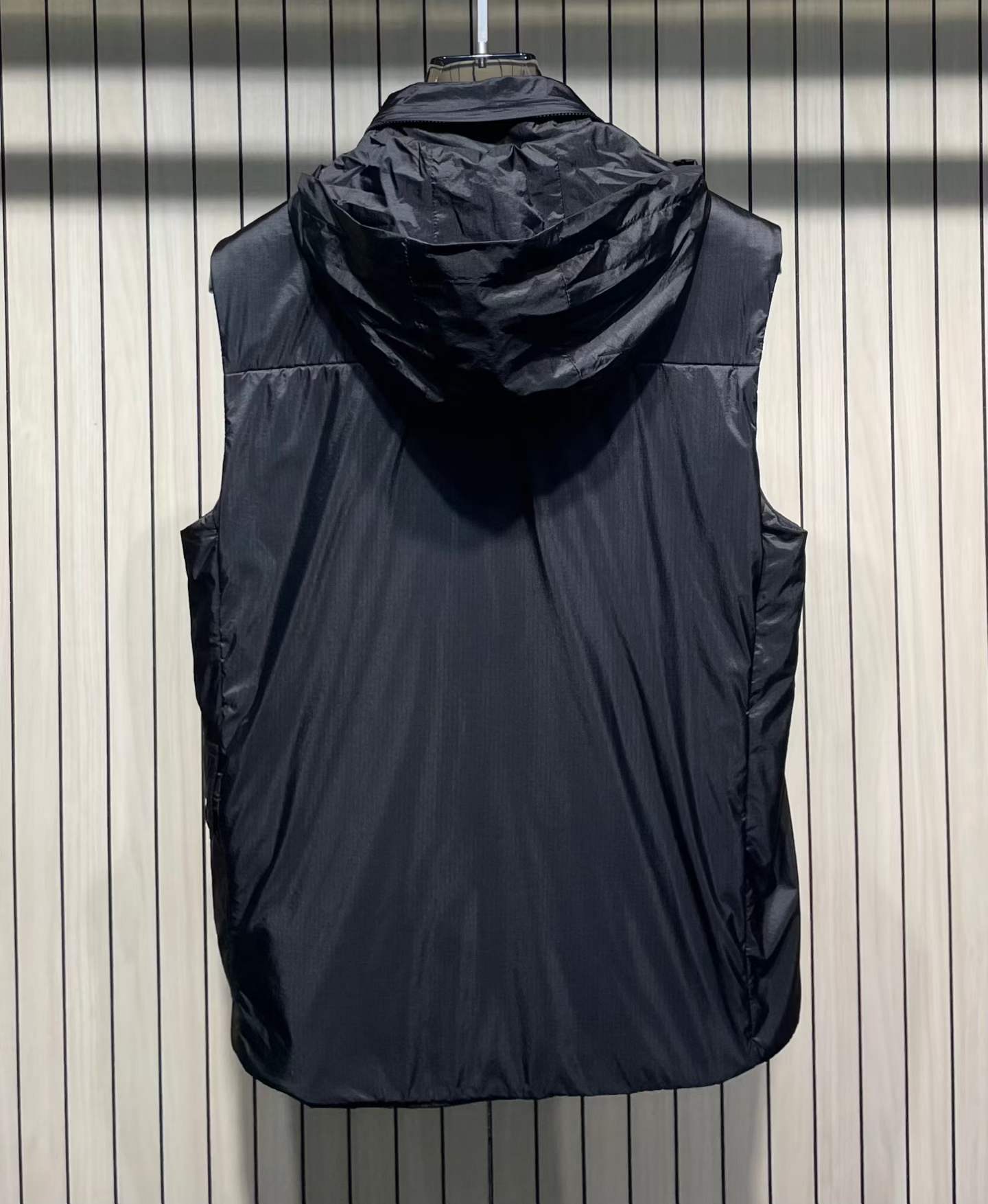 Veste sans manches C.P. Company Noire avec capuche – Image 2